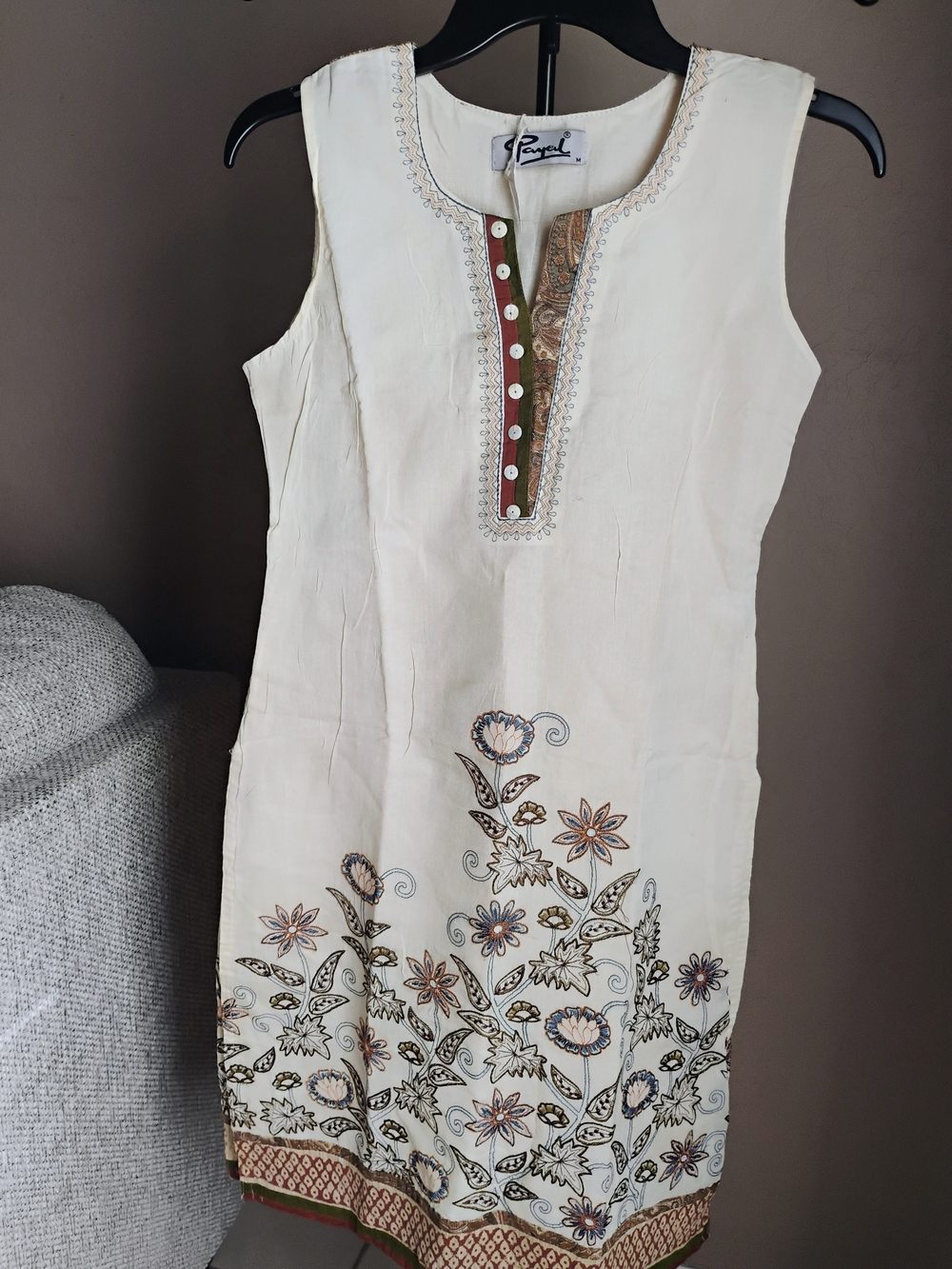 Payal Size M Cream Sleeveless Embroidered Floral Kurta Tunic